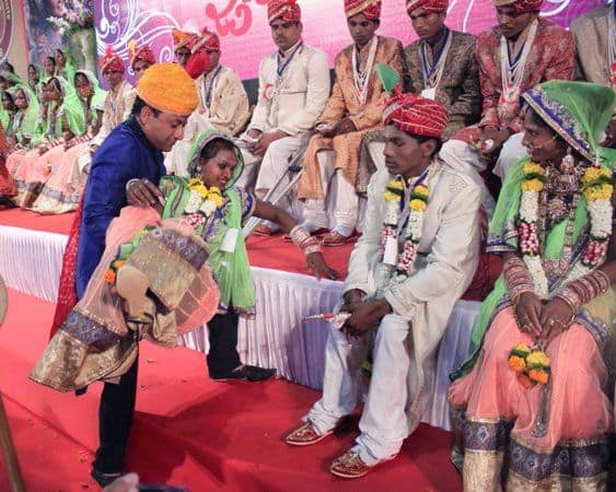 इस शादी में 7 ऐसे भी जोड़े थे जिन्होंने एक अनोखी मिसाल पेश की. इन 7 जोड़ों में केवल एक ही शारीरिक रुप से अक्षम था.