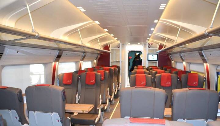 टैल्गो में Cafeteraia भी है इस ट्रेन में लोग अलग अंदाज़ में खड़े हो कर खाना भी खा सकते हैं. ट्रेन में माइक्रोवेव, खाना ठंडा करने की सुविधा होने के साथ-साथ और पैक्ड फ़ूड रखने का भी इंतज़ाम है. 