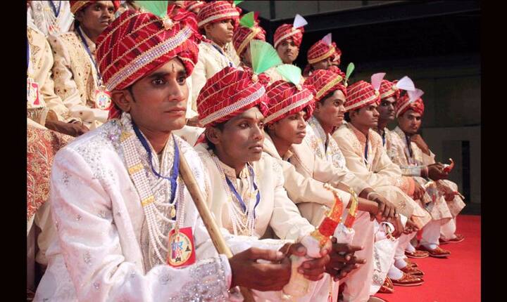 इस सामूहिक विवाह में 51 जोड़े शामिल हुए.