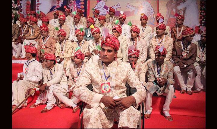 इनकी सामुहिक शादी का आयोजन नारायन सेवा संस्थान ने कराया.