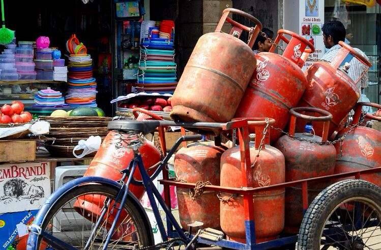 Subsidised cooking gas price was hiked by Rs 2.71 per cylinder सब्सिडी वाला सिलेंडर 2.71 रुपये महंगा, बिना सब्सिडी वाले सिलेंडर के दाम भी बढ़े