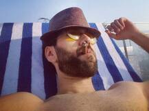 आखिर किसको देख ये हीरो कपड़ों सहित पूल में कूद गया!