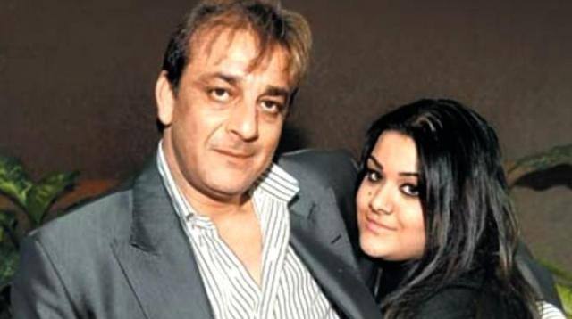 आप यह जानकर हैरान हा जाएंगे कि अपने ग्लैमरस अवतार से सोशल मीडिया पर छाने वाली त्रिशाला पहले कुछ इस तरह की दिखती थीं.