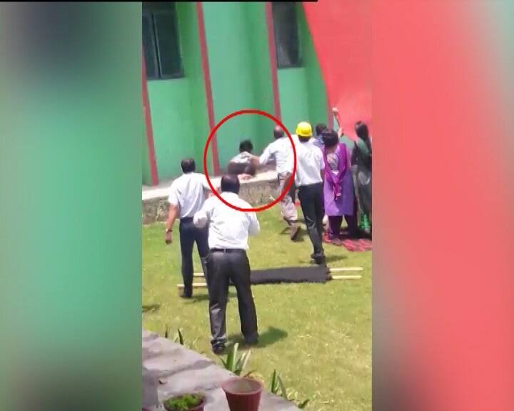 घायल शिक्षिका का हस्पताल में इलाज जारी है और उनकी हालत गंभीर बताई जा रही है.