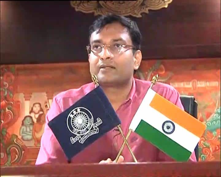 प्रशांत नायर शहर के विकास को लेकर अपनी अलग सोच की वजह से यहां के लोगों के बीच काफी मशहूर हैं. यही नहीं वो सोशल मीडिया पर भी काफी लोकप्रिय हैं. उनके फेसबुक पेज के 2 लाख से ज्यादा फॉलोअर हैं. इसकी वजह है कि प्रशांत सोशल मीडिया का इस्तेमाल भी लोगों की समस्याएं दूर करने के लिए करते हैं.