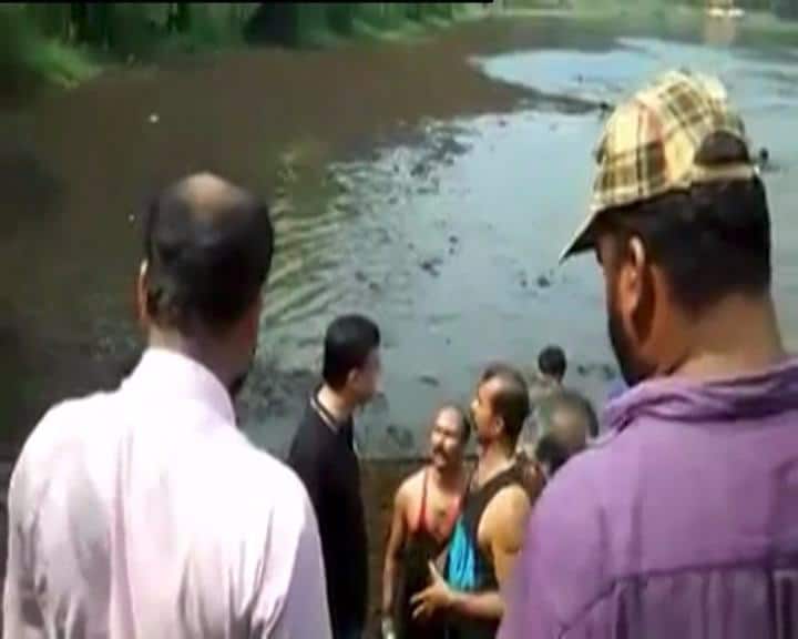कुछ समय पहले जिले में काफी वक्त से गंदी पड़ी एक झील की सफाई के लिए भी कलेक्टर प्रशांत नायर ने एक अनोखा ऑफर दिया. उन्होने आम लोगों को झील की सफाई में हाथ बंटाने के लिए कहा जिसके बदले में उन्होने सब लोगों बिरयानी खिलाने का वादा किया. इसके बाद करीब 750 लोग जुट गए और देखते ही देखते झील साफ हो गई.