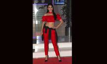 पार्टी में लाल परी बनके पहुंचीं जैकलीन