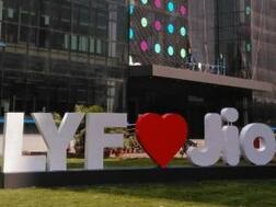 अनलिमिटेड 4G डेटा के साथ जिओ LYF स्मार्टफोन की बिक्री शुरू