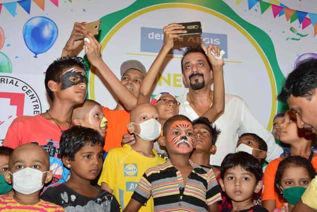 इस खास मौके पर बच्चे संजय अंकल के साथ सेल्फी लेना नहीं भूले.
