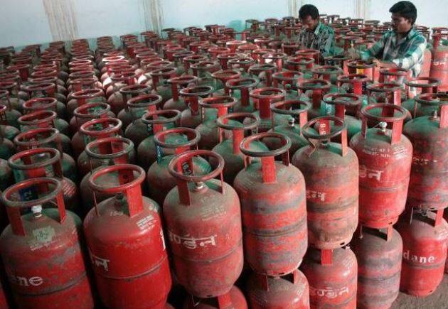 पड़ताल में सामने आया है कि LPG सिलेंडर की हर तीन महीने के भीतर जांच होती है. सिलेंडर पर दिखने वाली ये तारीख बताती है कि कि सिलेंडर अगली बार कब जांचा जाएगा. जांच में सिलेंडर सही नहीं पाया गया तो उसे नष्ट कर दिया जाता है. लेकिन डेट निकलने के बाद सिलेंडर फट जाए ऐसा नहीं होता.