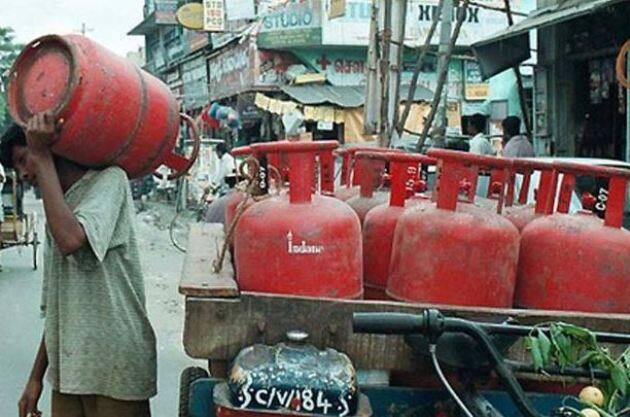  मान लीजिए किसी सिलेंडर पर A-11 लिखा है तो इसका मतलब है सिलेंडर की अगली टेस्टिंग की तारीख जनवरी से मार्च 2011 है. B-16 का मतलब है सिलेंडर की जांच अप्रैल से लेकर जून के बीच होनी है.