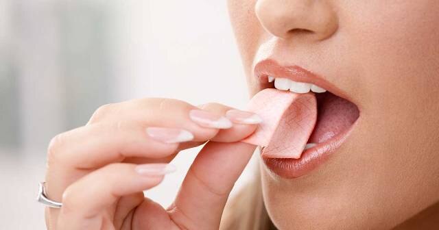 Health Tips If chewing gum in the stomach can cause these problems Health Tips: अगर पेट में चली जाए Chewing gum तो हो सकती हैं ये समस्याएं