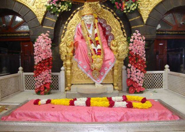 शिरडी के साईं मंदिर के पास भी धन की कोई कमी नहीं है. इस मंदिर के पास 540 करोड़ रुपए की संपत्ति है.