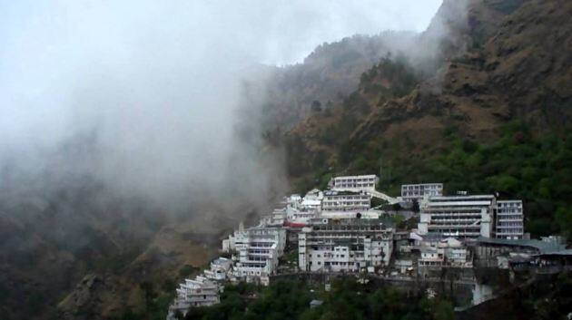  वैष्णों माता के दर्शन करने हर साल हज़ारों भक्त माता के दरबार पर आते हैं. वैष्णों देवी मंदिर के पास कुल 500 करोड़ रुपए की संपत्ति है.