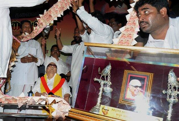  अपने 93वें जन्मदिन पर करुणानिधि ने इतनी लंबी नोटों की माला पहनी जिसे देख सब हैरत में हैं.