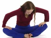 बैठे-बैठे भी कर सकते हैं ये आसन!