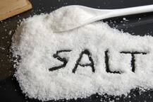 नमक की किल्लत की अफवाह से मची भगदड़, मेन होल में गिरने से महिला की मौत