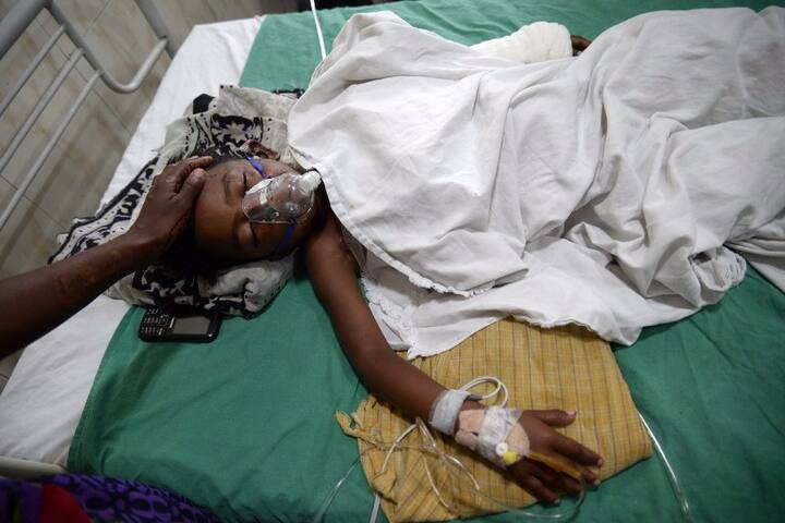 इसी मकसद से राजा नाम के एक व्याक्ति ने छह साल के अपने बेटे कार्तिक को गोद में लेकर अंगारों पर चले और फिसलने के कारण पिता और पुत्र बुरी तरह से झुलस गए.