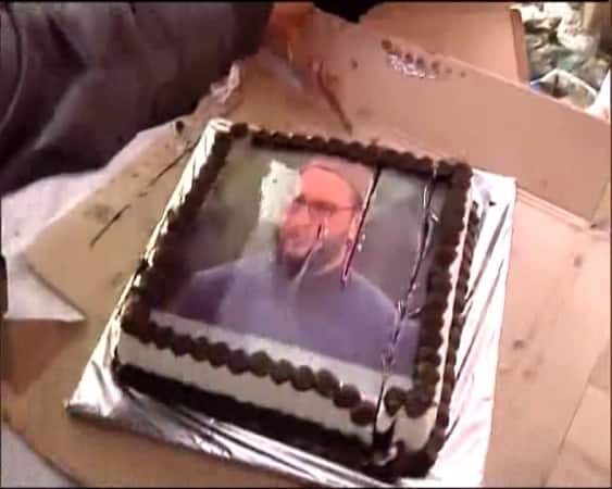 MNS प्रमुख राज ठाकरे के जन्मदिन पर उनके समर्थकों ने AIMIM के नेता ओवैसी की तस्वीर वाला केक काटा है.