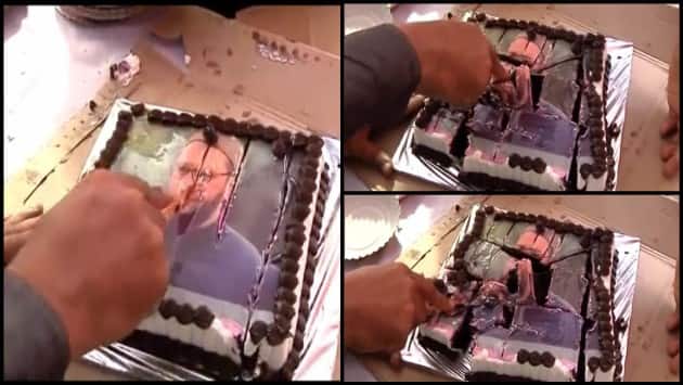 MNS प्रमुख राज ठाकरे ने अपने जन्मदिन पर AIMIM के नेता ओवैसी की तस्वीर वाला केक काटा है. केक काटने को लेकर अब विवाद गरमाता जा रहा है. आगे की स्लाइड्स में जानें क्या है पूरा मामला!