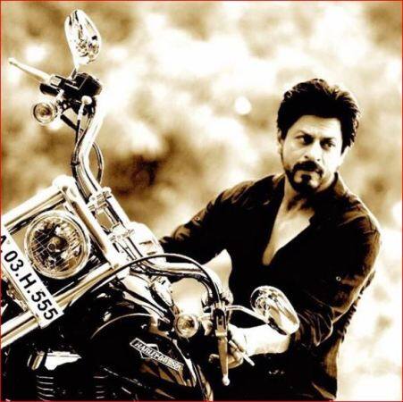 वर्ल्ड के दूसरे सबसे अमीर एक्टर बॉलीवुड के किंग खान शाहरुख खान हैं. शाहरुख की कुल संपत्ति 4 हज़ार करोड़ रुपए की है.
