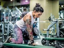 अपनी '6 पैक ऐब्स' बॉडी को कातिलाना अंदाज में दिखाती हीरोइन...!