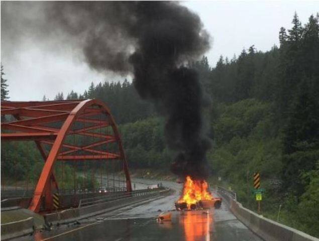 आपको बता दें कि Highway 99 पर एक लैंबोर्गिनी कुछ इस तरह आग की चपेट में आकर राख बन गई थी.