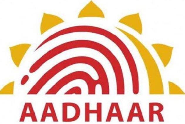 आधार कार्ड बनवाते समय आपको आधार कार्ड ऑफिस में ही अपनी रेटिना स्कैन करवानी होगी.