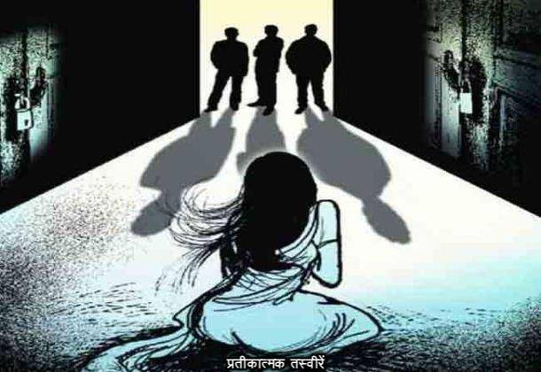 उत्तर प्रदेश के हमीरपुर जिले में नाबालिग के साथ गैंग रेप की वारदात सामने आई है. यह घटना थाने से कुछ ही दूरी पर हुई, जिसमें दबंग युवकों ने 11वीं कक्षा की छात्रा को बंधक बनाकर उसके साथ गैंग रेप किया.