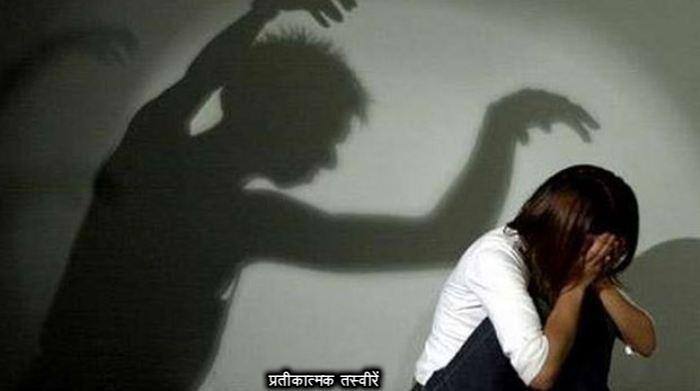 आरोपियों ने मोबाइल से फिल्म क्लिप बनाकर पीड़ित नाबालिग को धमकाया. पुलिस फिलहाल मामले की जांच पड़ताल में जुटी है.