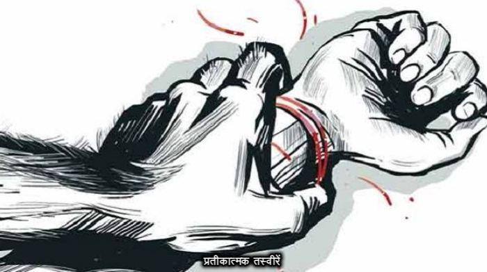 पुलिस के मुताबिक, मुस्करा कस्बे की एक छात्रा दो दिन पहले सामान लेने बाजार गई थी, तभी मुस्करा थाने से कुछ ही दूरी पर बाइक सवार दो युवकों ने उसे जबरन बाइक पर बैठा लिया और कमरे में ले जाकर उसके साथ गैंग रेप किया. घटना की आरोपियों ने मोबाइल से वीडियो क्लिप भी बना डाली और उसे व्हाट्सएप पर डालने की धमकी दी.