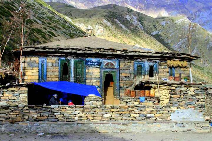‘पर्यटक गृह कुटी’ यानि यात्रियों के ठहरने की जगह. इस गांव में ऐसी कई इमारतें हैं जिनमें यात्री आराम करते हैं. गांव के लोग कैलाश यात्रा के दौरान इन्हीं कुटियों से ज्यादा कमाई कर पाते हैं.