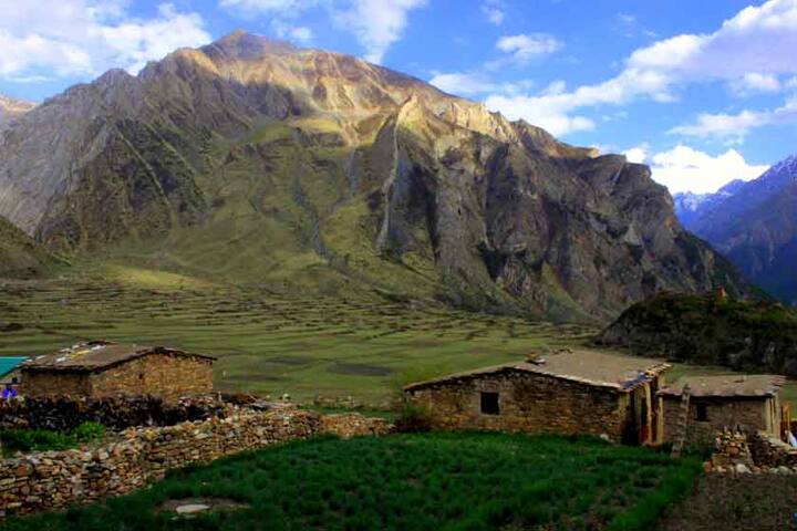 वादियों में बसा ये गांव छोटा कैलाश पर्वत के रास्ते में पड़ता है. अपनी खूबसूरती के कारण ये गांव पर्यटकों को अपनी ओर खींचता है.
