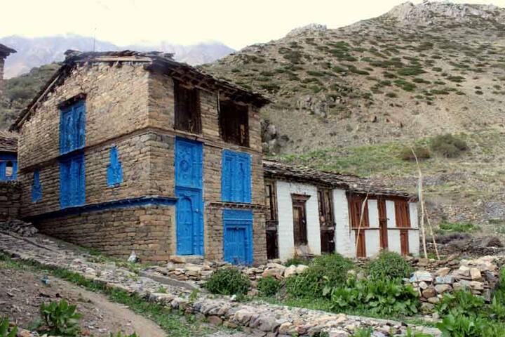 इस गांव में करीब 100 घर हैं जो 200 साल से भी पुराने हैं. मिट्टी-पत्थर से बने इन घरों में रंग-बिरंगे खिड़की-दरवाजें एक अलग ही कलाकारी का प्रदर्शन करते हैं.