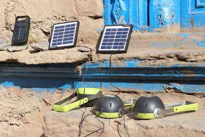 ‘डिजिटल इंडिया’ के इस दौर में देश के एक कोने में स्थित इस गांव में बिजली, मोबाइल नेटवर्क, इंटरनेट, टीवी, रेडियो, अखबार और अस्पताल जैसी वो तमाम सुख सुविधाएं नहीं जो आज हर शख्स की जरूरत बन चुकी हैं. बिजली न होने की स्थिति में रात में उजाले के लिए लोग सोलर एनर्जी से बैटरी-टॉर्च चार्ज करते हैं.
