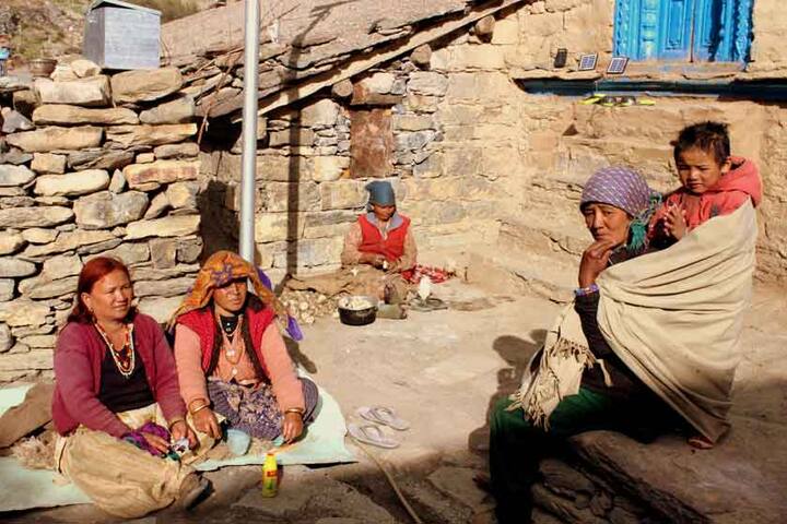 साल 2011 की जनगणना के मुताबकि, उत्तराखण्ड में पिथौरागढ़ जिले के इस गांव में 115 परिवार रहते हैं. इस गांव में कुल 363 लोग रहते हैं, जिनमें 198 पुरूष और 165 महिलाएं है.