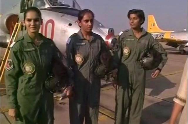 प्रथम स्तर का प्रशिक्षण पूरा करने के बाद भावना ने लड़ाकू श्रेणी को चुना.