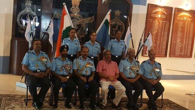 राजस्थान के झुनझुनु निवासी मोहना के दादा 'एविएशन रिसर्च सेंटर' में फ्लाइट गनर थे और उनके पिता आईएएफ में वारंट अधिकारी हैं.