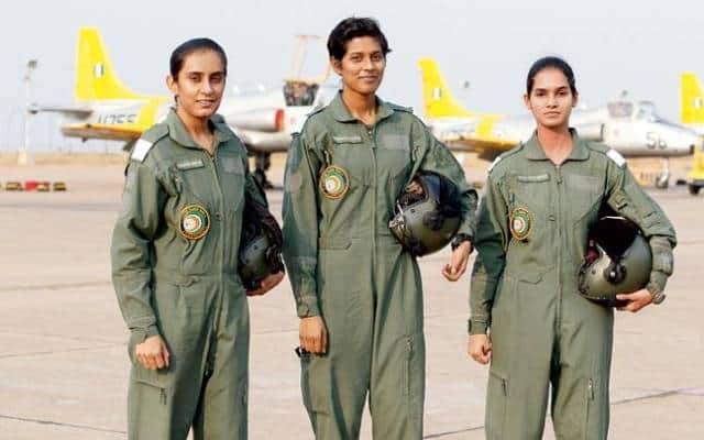 सभी बाधाओं को पार कर भारतीय वायु सेना के इतिहास में अपना नाम दर्ज करने वाली अवनी, भावना और मोहना को कर्नाटक के बिदार में तीसरे स्तर के प्रशिक्षण को पूरा करने के बाद अगले साल सुखोई और तेजस जैसे लड़ाकू विमान उड़ाने दिए जाएंगे.