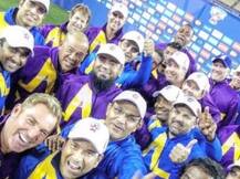 'मिस्ट्री गर्ल' को सरेआम किस करते स्पॉट हुआ क्रिकेट का लिजेंड!