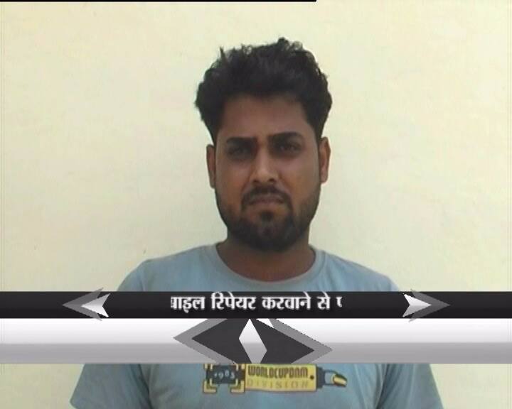  मोबाइल मैकेनिक के पास अपनी आपत्तिजनक तस्वीरों को देखकर लड़की घबरा गई और वहां से वापस लौट आई. दिल ही दिल में लड़की को बदनामी का डर सताने लगा.