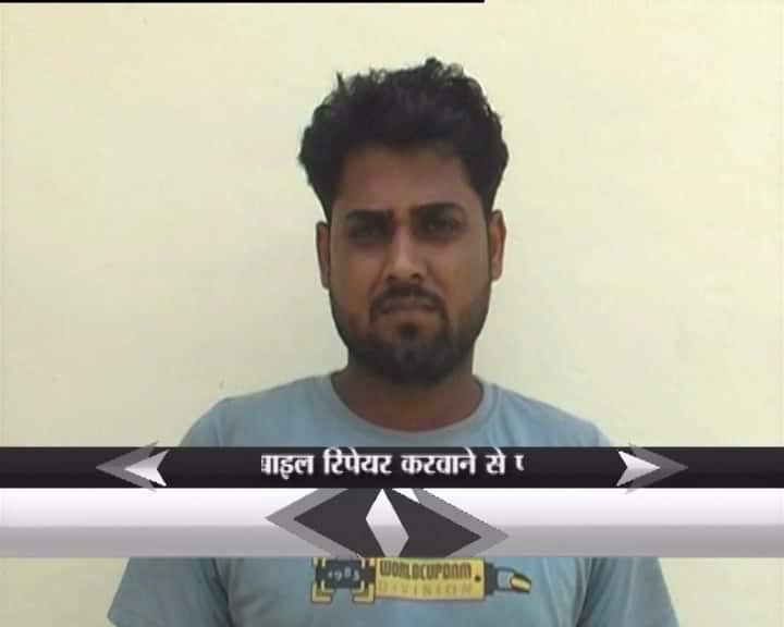 पुलिस को इस शिशिर नाम के मैकेनिक के लैपटॉप से करीब तीन हजार से भी ज्यादा अश्लील तस्वीरें और वीडियो मिले हैं. पुलिस के मुताबिक इसके पास मिली सभी अश्लील तस्वीरें उन लड़कियों की हैं जिन्होने कभी ना कभी इसके पास अपने मोबाइल फोन बनने के लिए दिए थे.