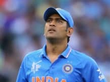 इन गेंदबाजों के सामने आखिरी ओवर में पस्त नज़र आए हैं ‘कैप्टन कूल’