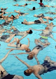 IN PICS: राजस्थान में लोगों ने किया स्विमिंग पूल के अंदर योग!