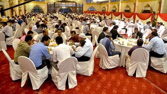 BLOG: सियासी इफ्तार पार्टियों का दौर- 'वो रोजा तो नहीं रखता पर इफ्तारी समझता है' BLOG: Politics of 'Roza Iftar' at play in Country BLOG: सियासी इफ्तार पार्टियों का दौर- 'वो रोजा तो नहीं रखता पर इफ्तारी समझता है'