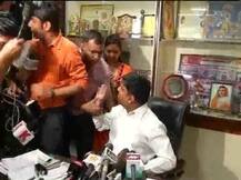 PHOTO : मीडिया के सामने प्रेस कांफ्रेंस से MLA को उठा कर ले गई दिल्ली पुलिस