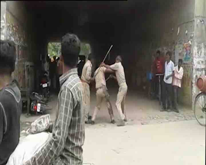 इस लड़ाई के पीछे की वजह अवैध वसूली का बंटवारे था.