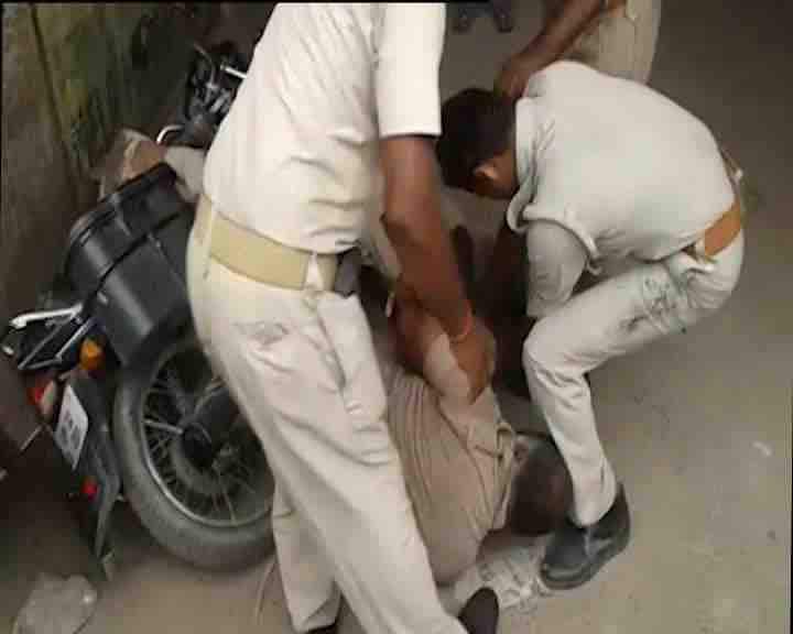 यह घटना उत्तर-प्रदेश की राजधानी लखनऊ की है. जहां पुलिस वाले एकाएक एक दूसरे पर टूट पड़े.