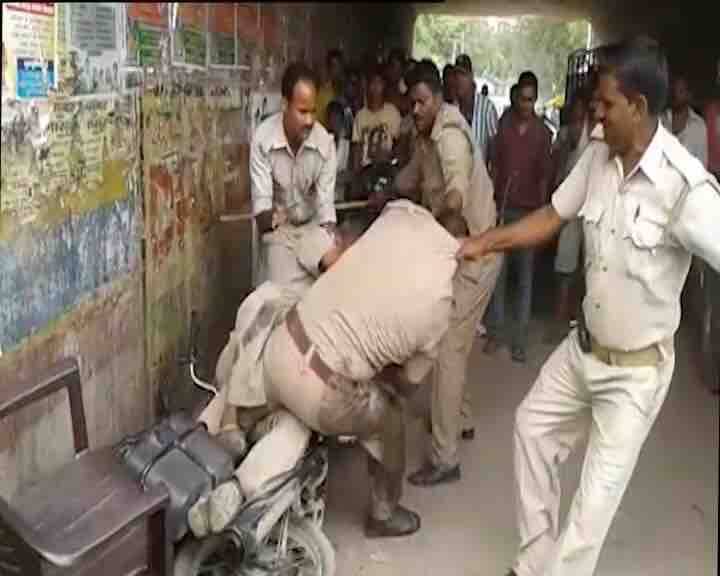 अवैध वसूली के बंटवारे को लेकर आपस में सहमति ना बनने पर पुलिस वाले आपस में ही भिड़ गए.