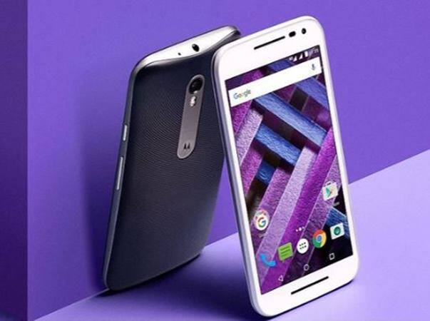 बात दूसरे बजट स्मार्टफोन Moto G4 की करें तो इस स्मार्टफोन में 5.5 इंच की फुल HD डिस्प्ले दी गई है. स्मार्टफोन में 1.5GHz ऑक्टा-कोर क्वालकॉम स्नैपड्रैगन 617 प्रोसेसर के साथ चलता है जिसे पावर करने के लिए कंपनी ने 2 जीबी रैम दी है. कंपनी ने इस स्मार्टफोन में 13 मेगापिक्सल का कैमरा दिया गया है. स्मार्टफोन को पावर करने के लिए 3000mAh की बैटरी दी गई है. स्मार्टफोन में 16 जीबी की इनबिल्ट स्टोरेज है.